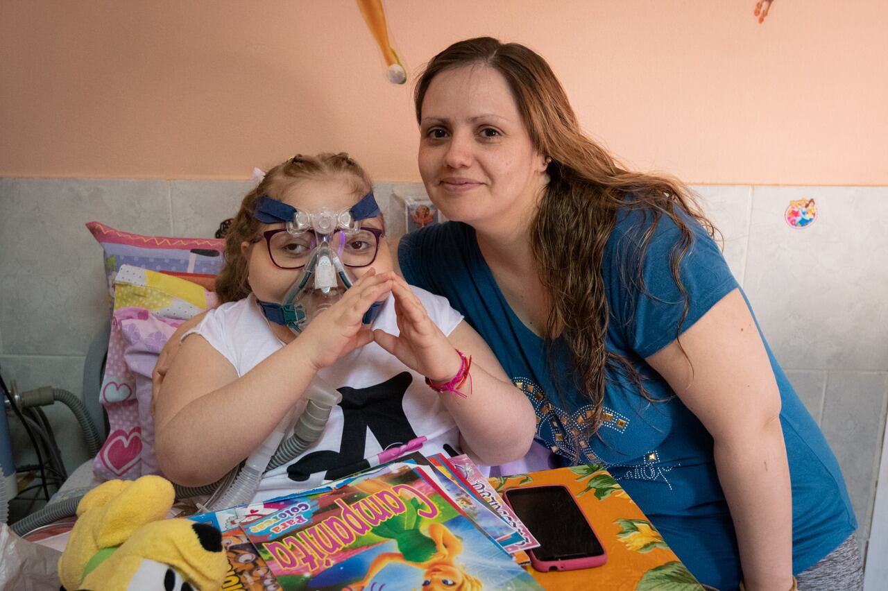 Alma, la nena mendocina con una enfermedad que se da en “una de cada un millón de personas” y no deja de lucharla. Foto: Ignacio Blanco / Los Andes 