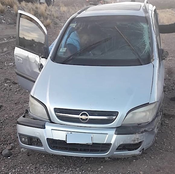 Una familia volcó sobre ruta 7 en Uspallata cuando iba camino a Chile y por fortuna no se registraron heridos de gravedad. Foto: Gentileza Prensa Gendarmería.