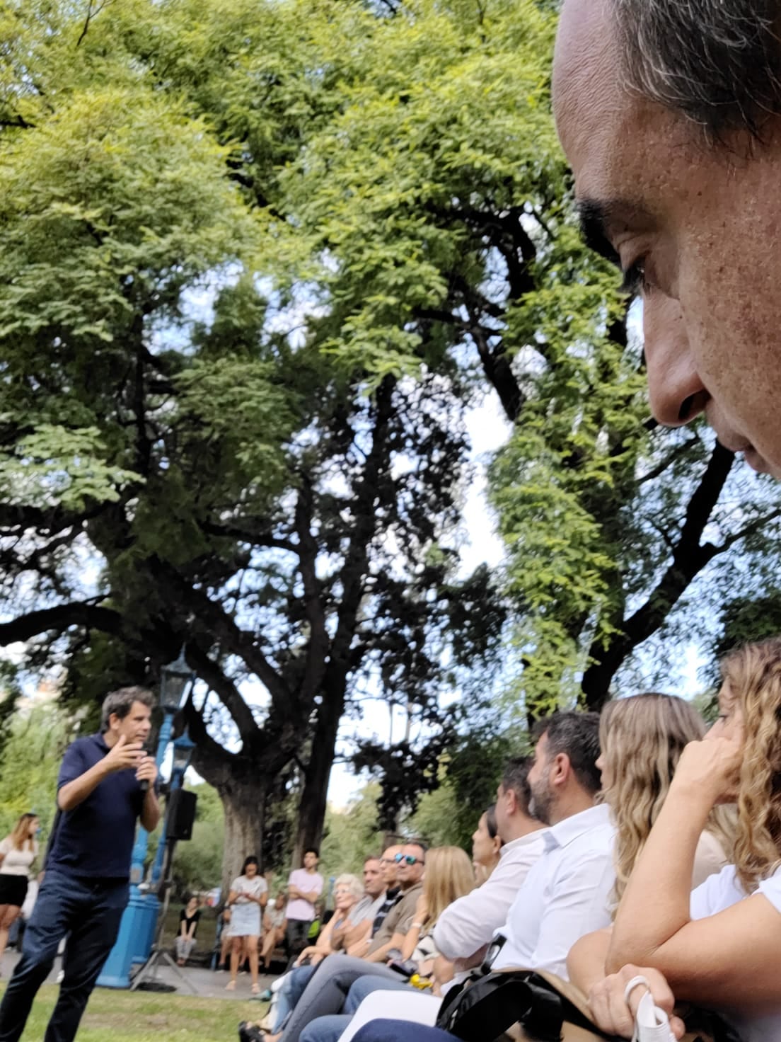 El juez de la Suprema Corte de Mendoza Mario Adaro, se sacó una "selfie" en primera la fila de la charla de Facundo Manes en la plaza Independencia.