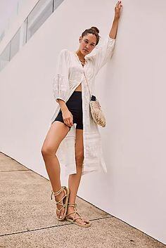 Sandalias wrap planas con shorts