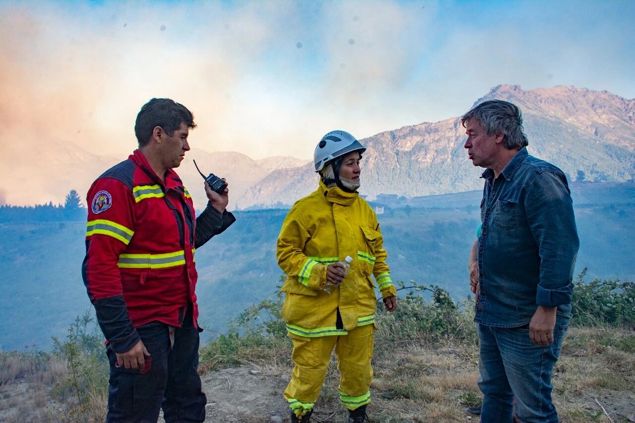 El intendente Pol Huisman (der) decretó la emergencia ígnea en El Hoyo: Foto: Municipalidad El Hoyo