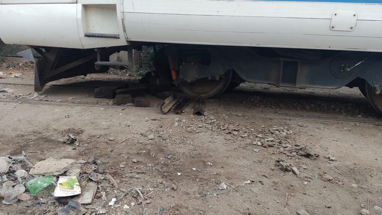 Descarrilaron el Tren de las Sierras con ladrillos y escombros. Foto: Cadena 3