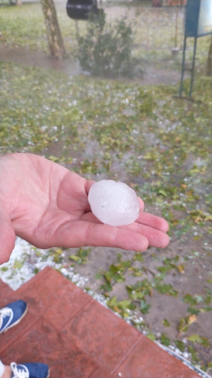 El tamaño del granizo fue de gran tamaño y causó daños en la zona.