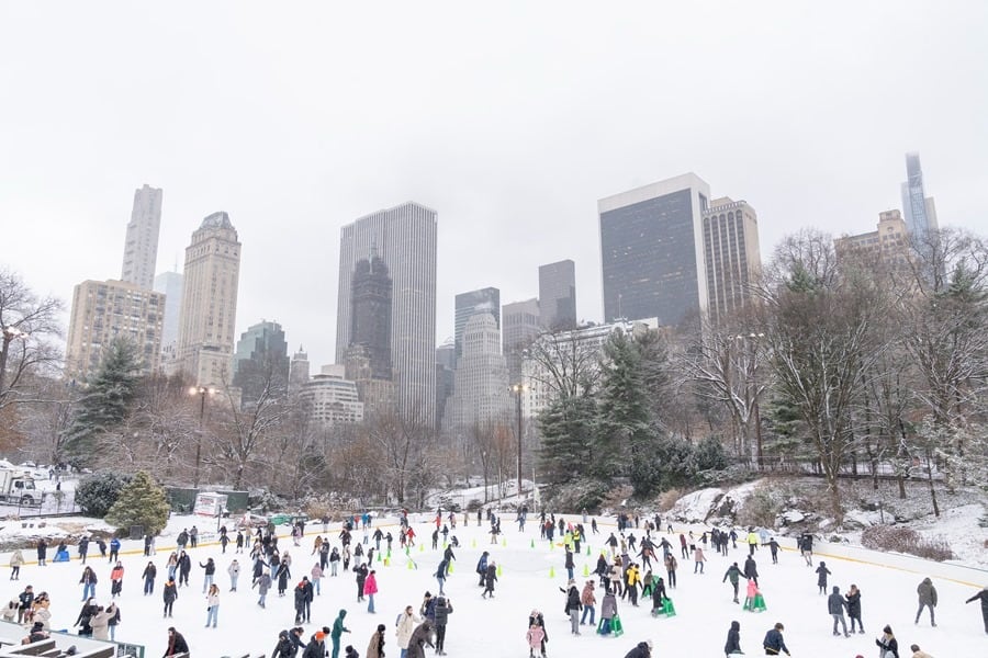 Personas caminan durante una tormenta este lunes, en el Central Park de Nueva York. Foto: EFE.