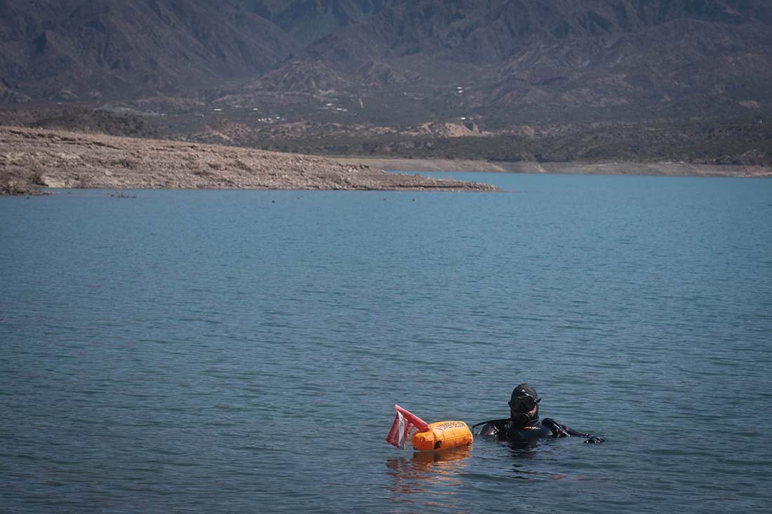 Cava submarina en el Dique Potrerillos
Un grupo de aficionados al buceo, decidieron dejar unas botellas de vino en las profundidades del dique Potrerillos y testear su evolución en unos meses.
Foto: Ignacio Blanco