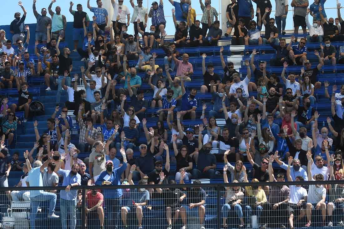 En las instalaciones del club Godoy Cruz Antonio Tomba, los socios participan de las elecciones para elegir nuevos dirigentes del club.
Hinchas que apoyan a la lista azul y blanca  en la tribuna techada del estadio levantando la mano para votar, ya que la elección se realizó a mano alzada con todos los socios que estuvieron presentes en el estadio.
foto José Gutierrez