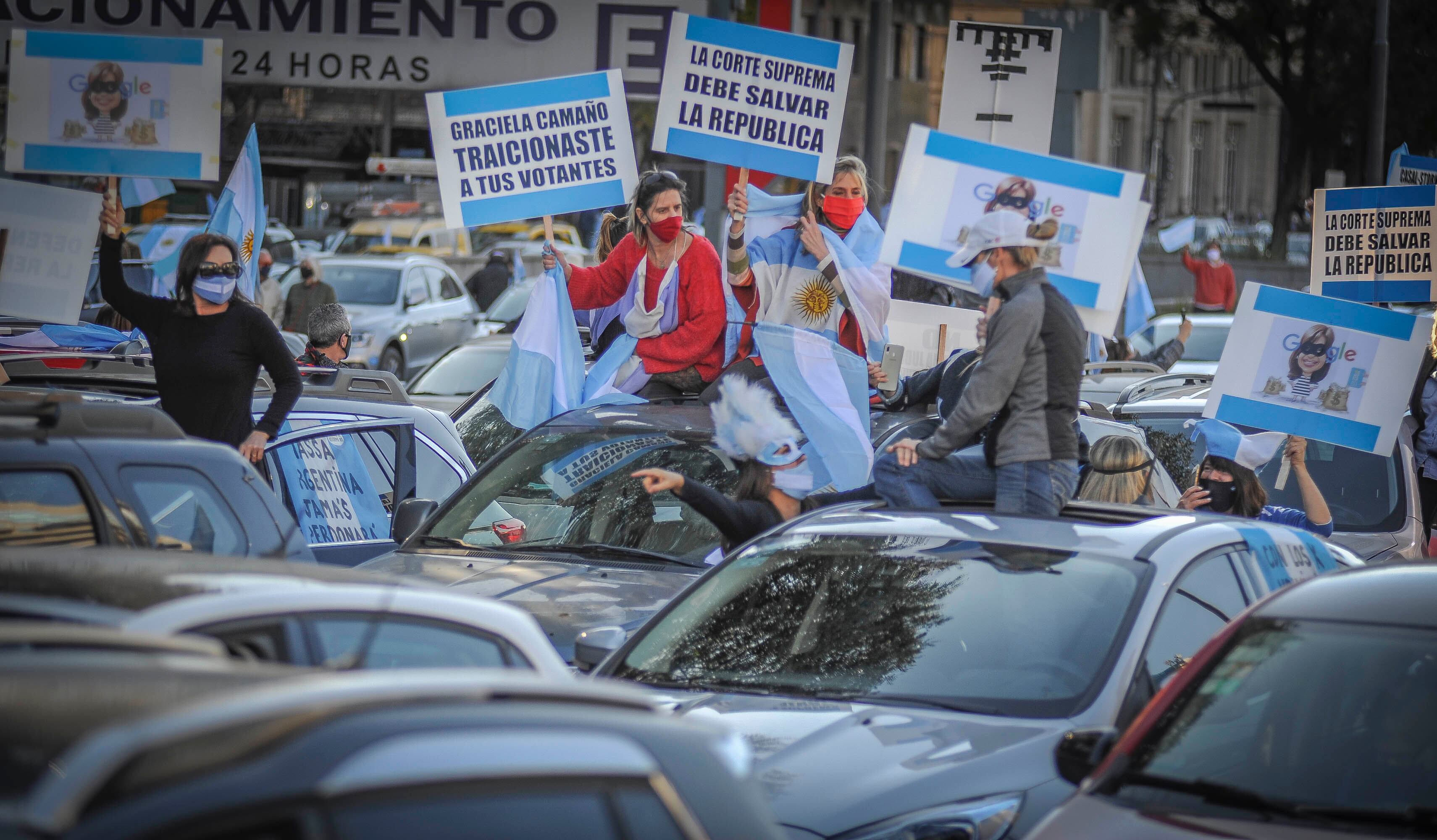 Miles marcharon en sus autos en contra del gobierno nacional.