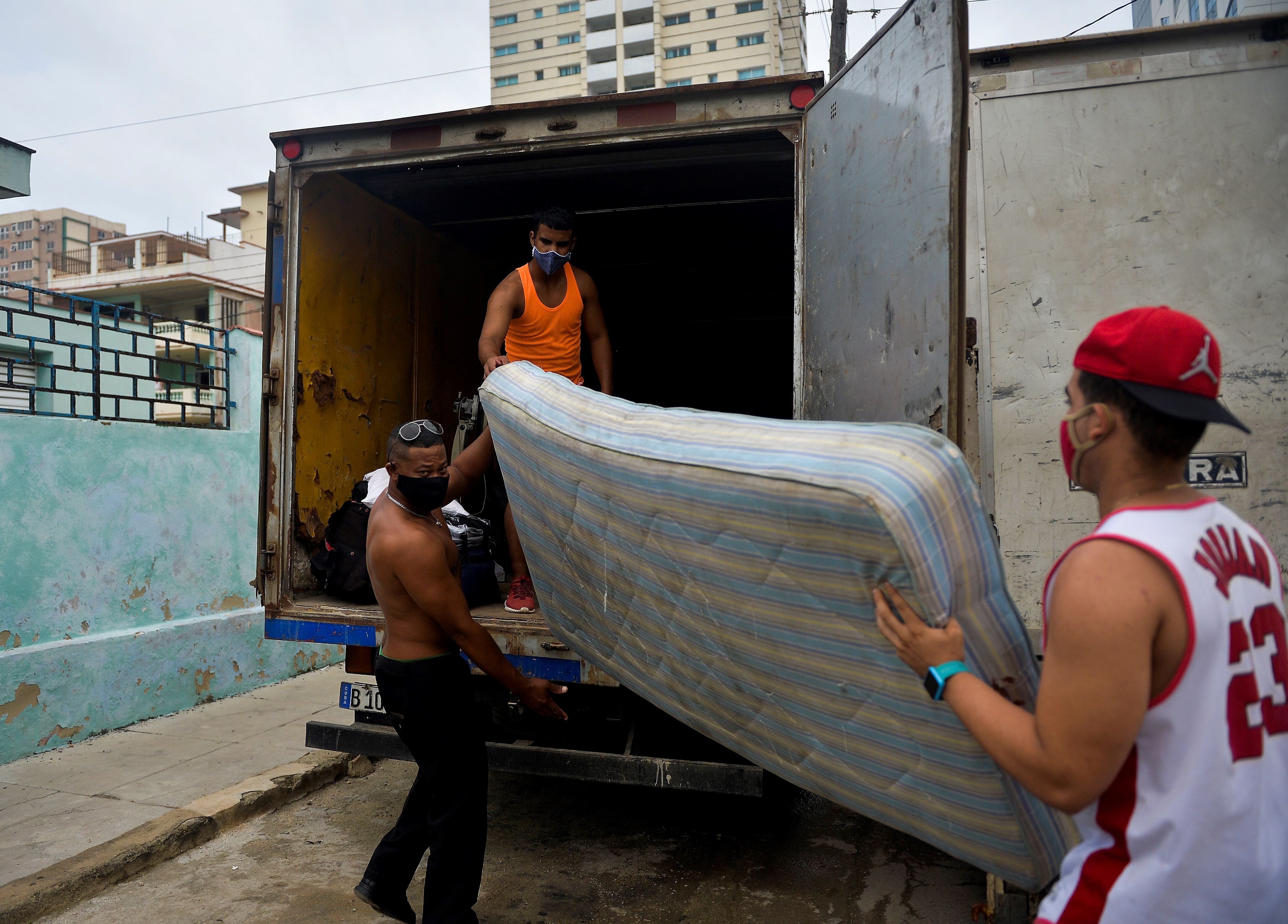 El paso de Eta por Cuba provocó innumerables inconvenientes, sobre todo en La Habana. Foto AFP.