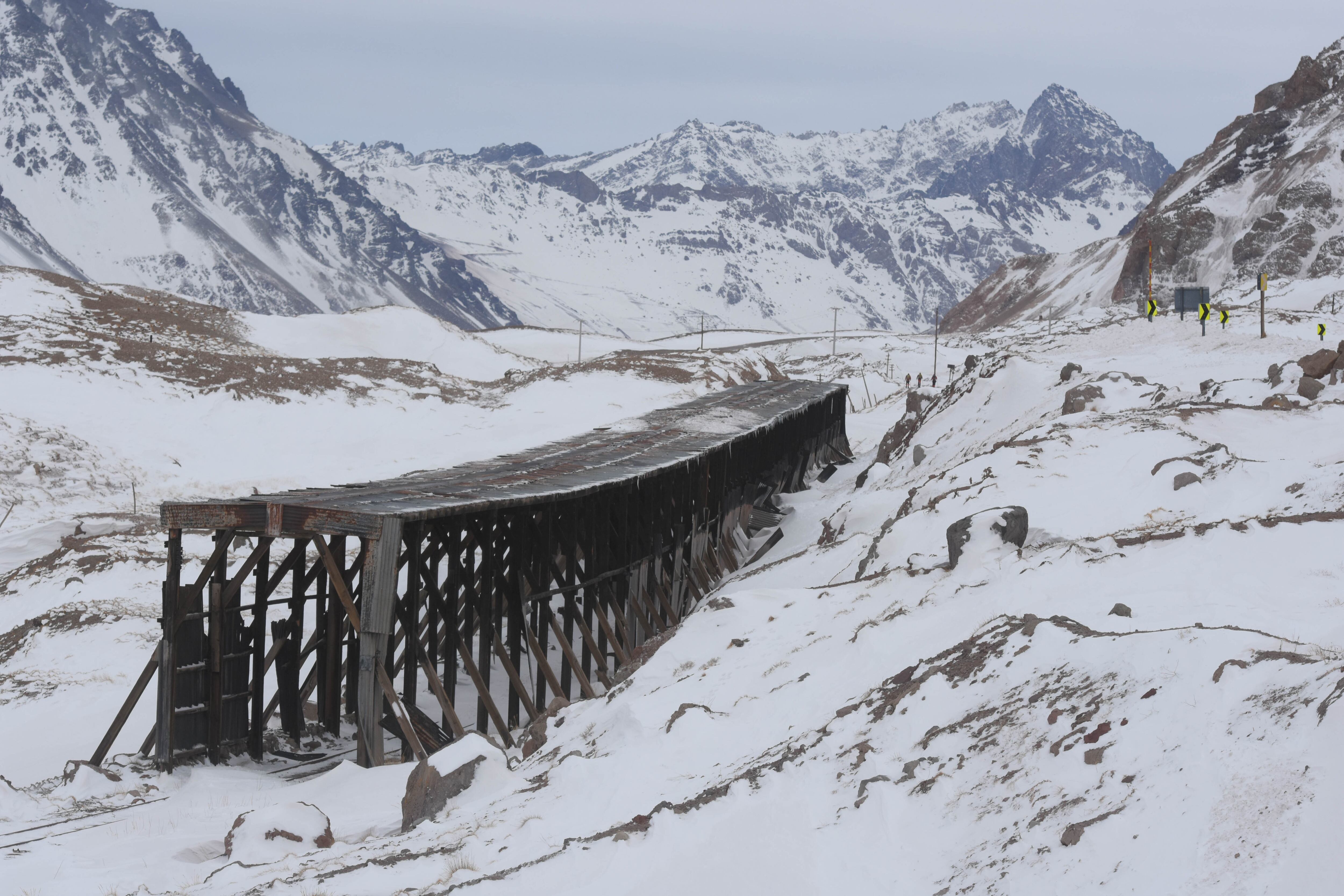 Luego de un invierno seco, la nieve llegó a la Alta Montaña y los mendocinos y turistas aprovecharon el domingo para disfrutar del paisaje y sus atractivos.