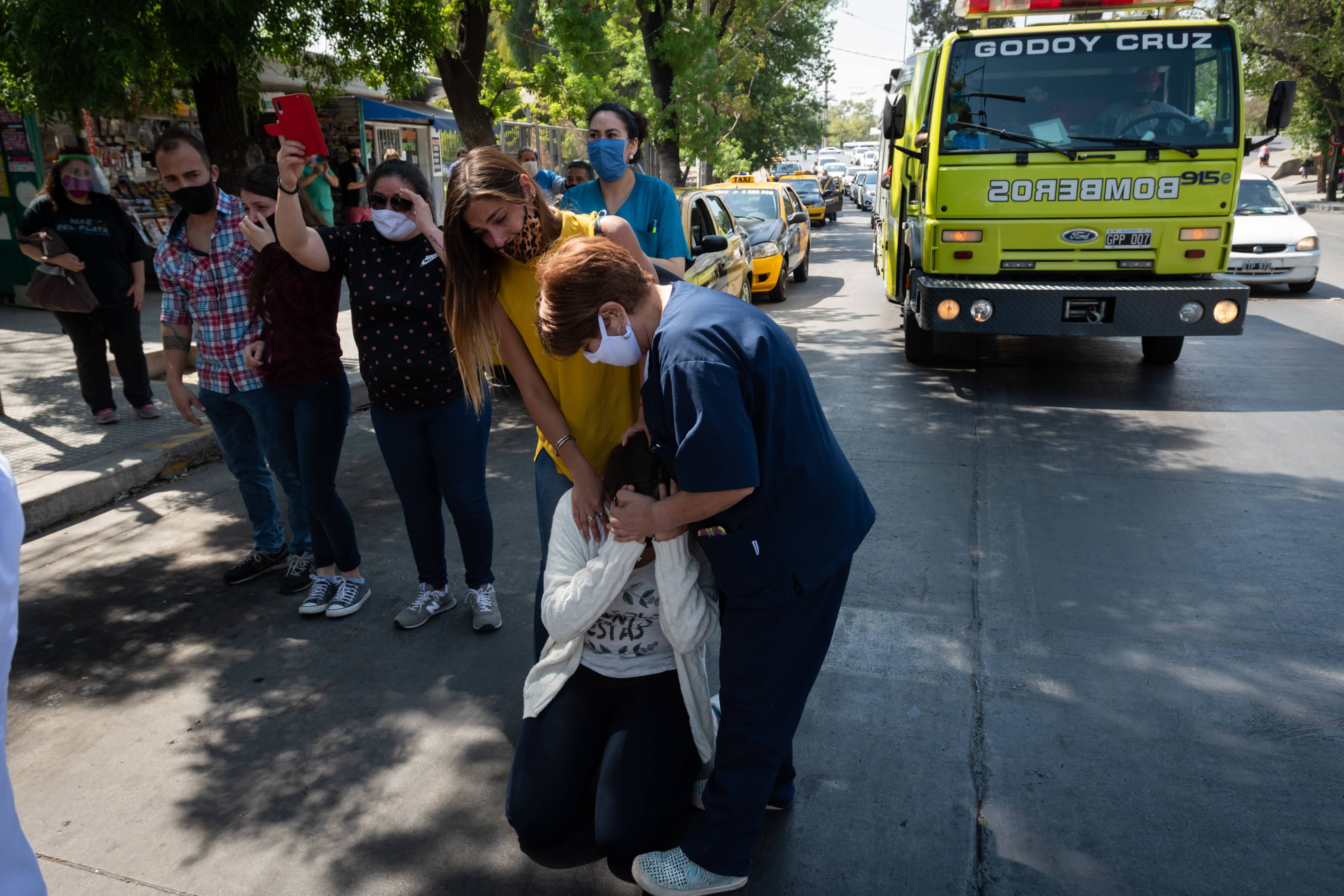 Dolor en la despedida de Walter Cortez enfermero del Hospital Central que falleció por Covid-19.