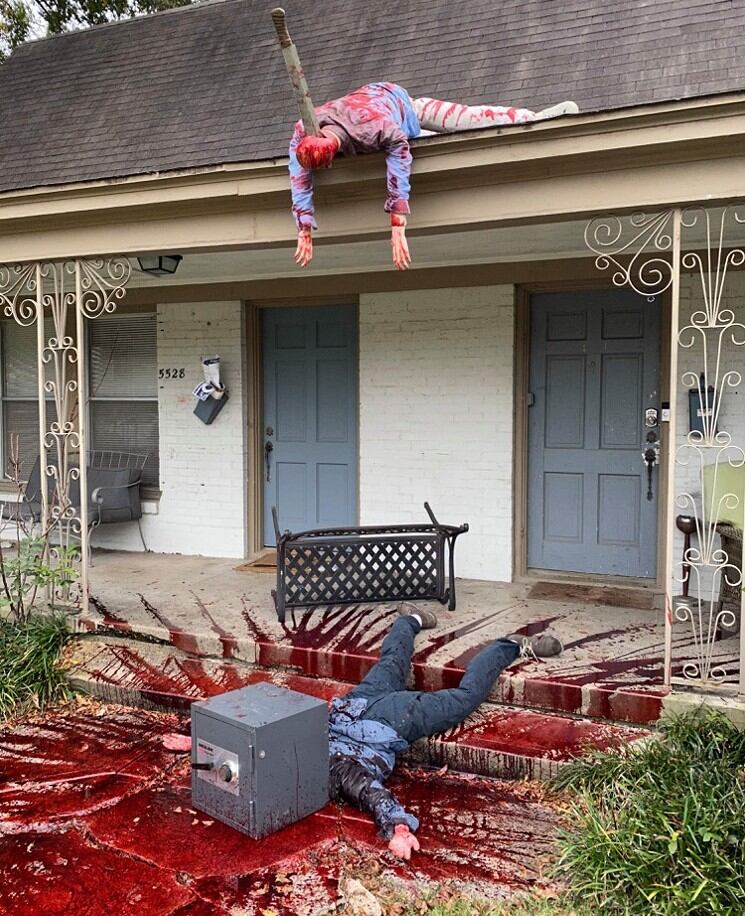 Un artista decoró su casa como una escena de masacre por Halloween. Foto Dallas Observer.