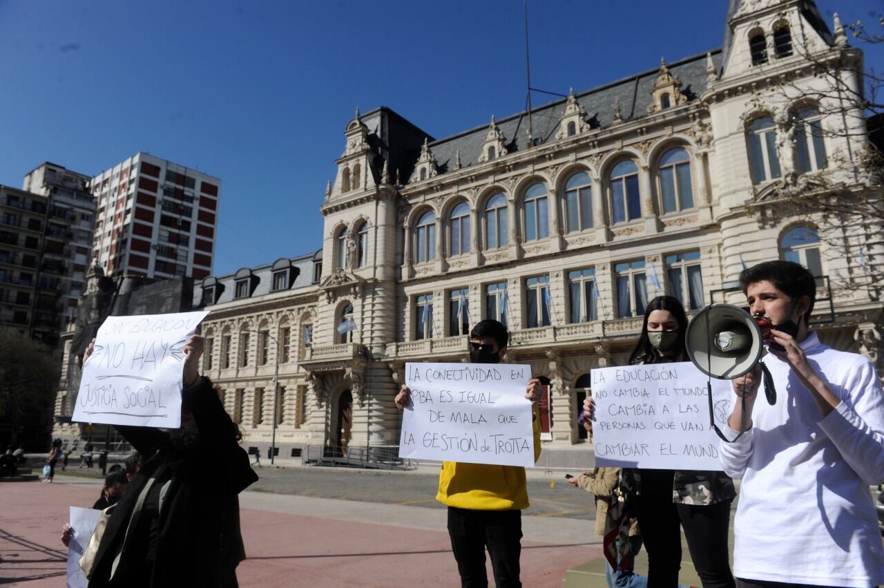 Estudiantes exigen que se habiliten protocolos para regresar a clases. 