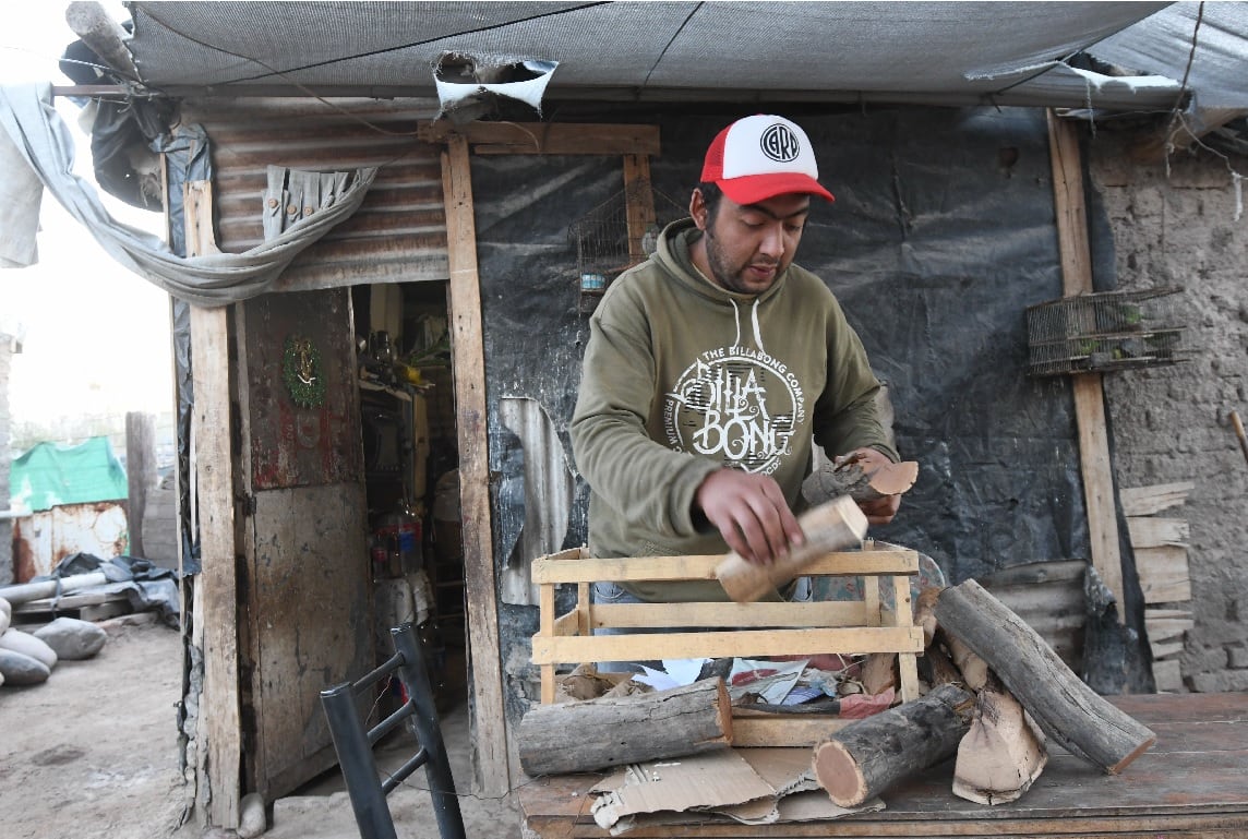 A Jorge lo echaron del trabajo y ahora se gana la vida como changarín. Foto: José Gutiérrez / Los Andes