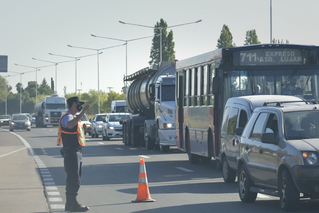 La policía debió controlar el tránsito en la zona del accidente. Orlando Pelichotti, Los Andes.