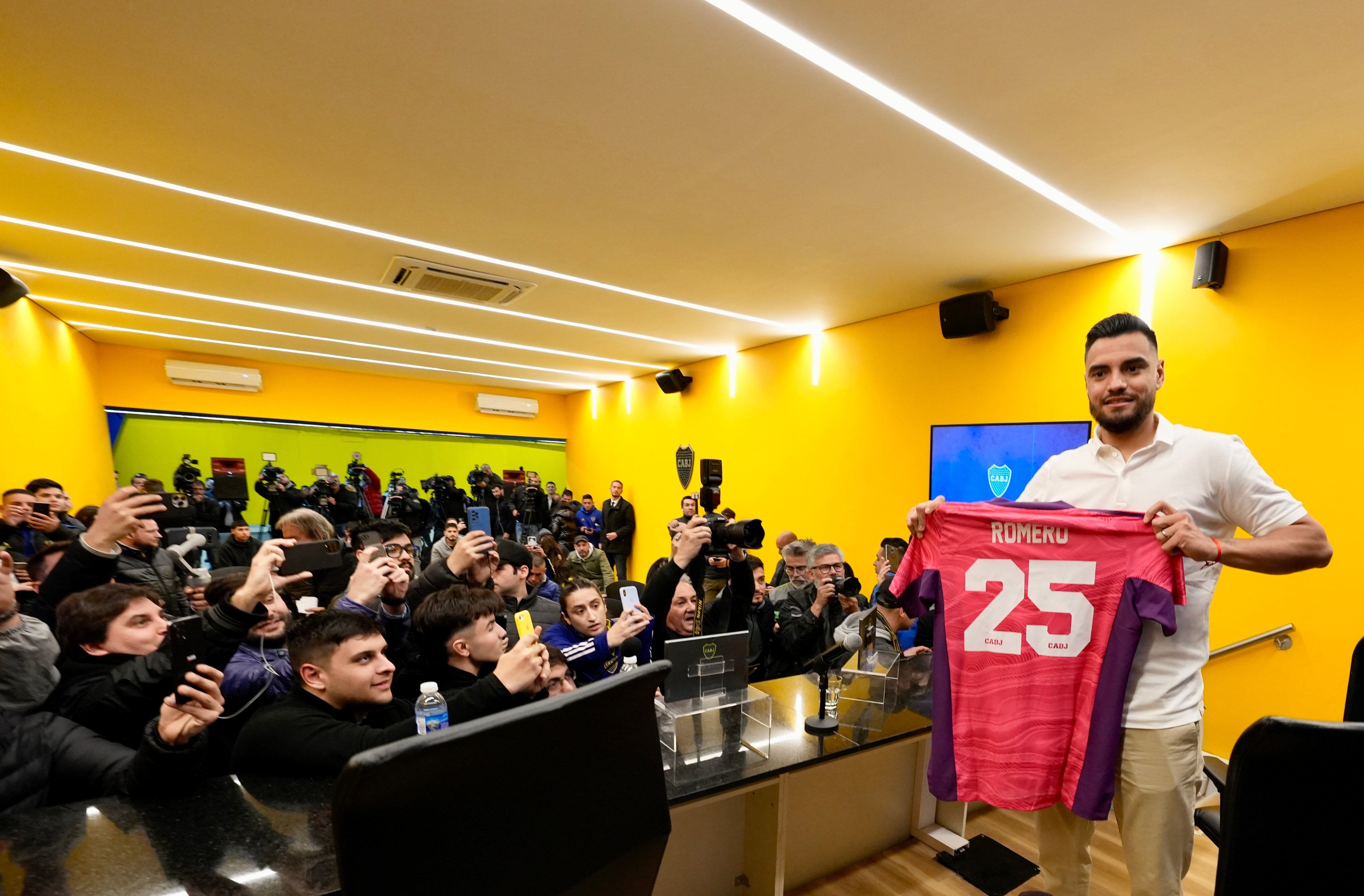 Sergio "Chiquito" Romero firmó contrato con Boca hasta diciembre de 2024. Viene de jugar, sin continuidad, en Italia. (@BocaJrsOficial)