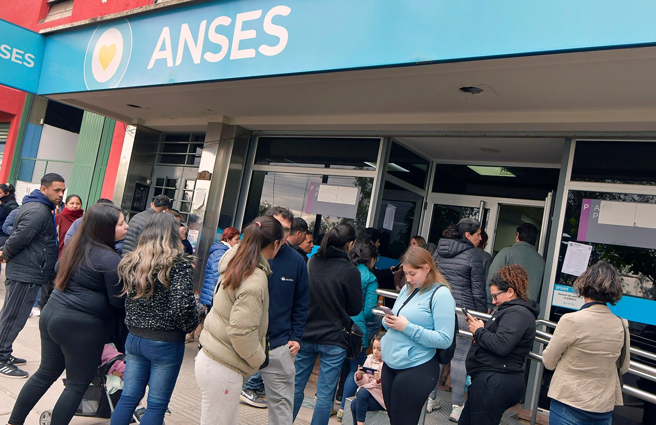 Miles de mendocinos se agolparon en las oficinas de ANSES para tramitar el Ingreso familiar de emergencia (IFE)

Foto: Orlando Pelichotti