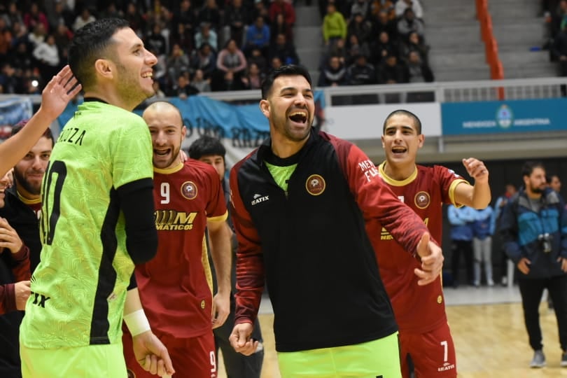 De Lucía y Pérez, dos de los arqueros de la Selección de Mendoza. La provincia es una fiesta. El FUTSAL, una vez más, en lo más alto del país. / FOTO: Mariana Villa ( Los Andes).