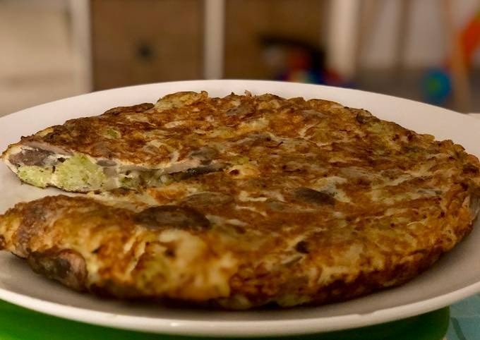 Tortilla de brócoli con champiñones, una opción deliciosa.