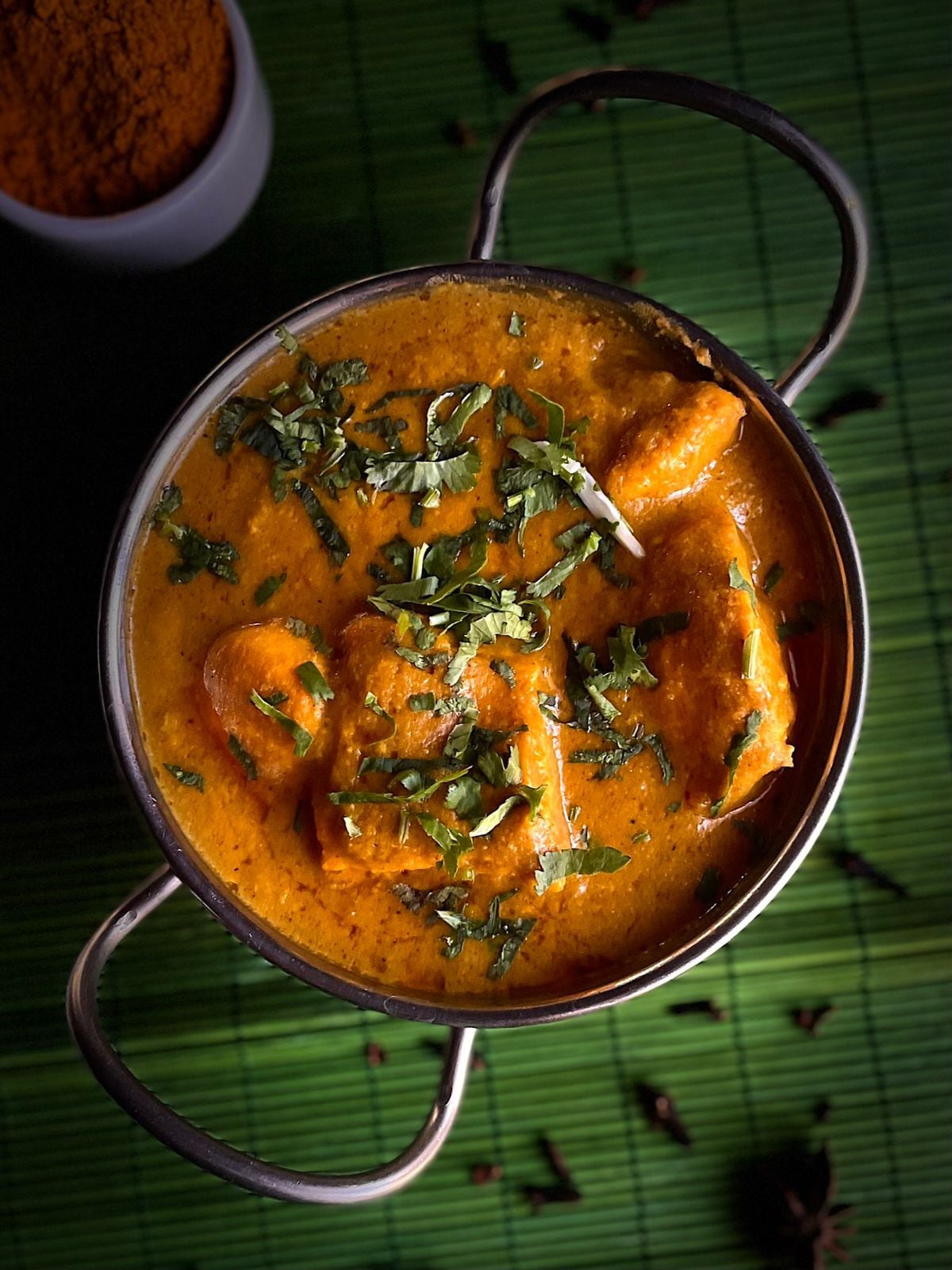 Butter chicken, un plato que consiste en pollo cocinado en una crema de tomate, manteca y masala. 