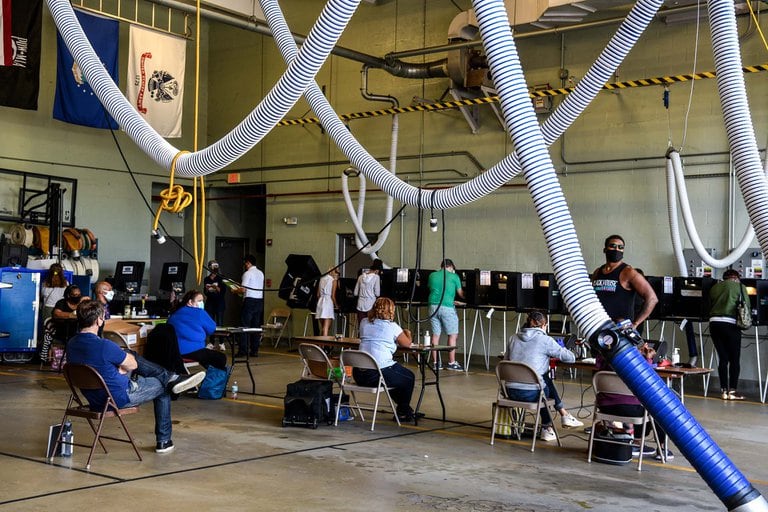 Votantes en la estación de bomberos de Indian Creek, en Miami, Florida.