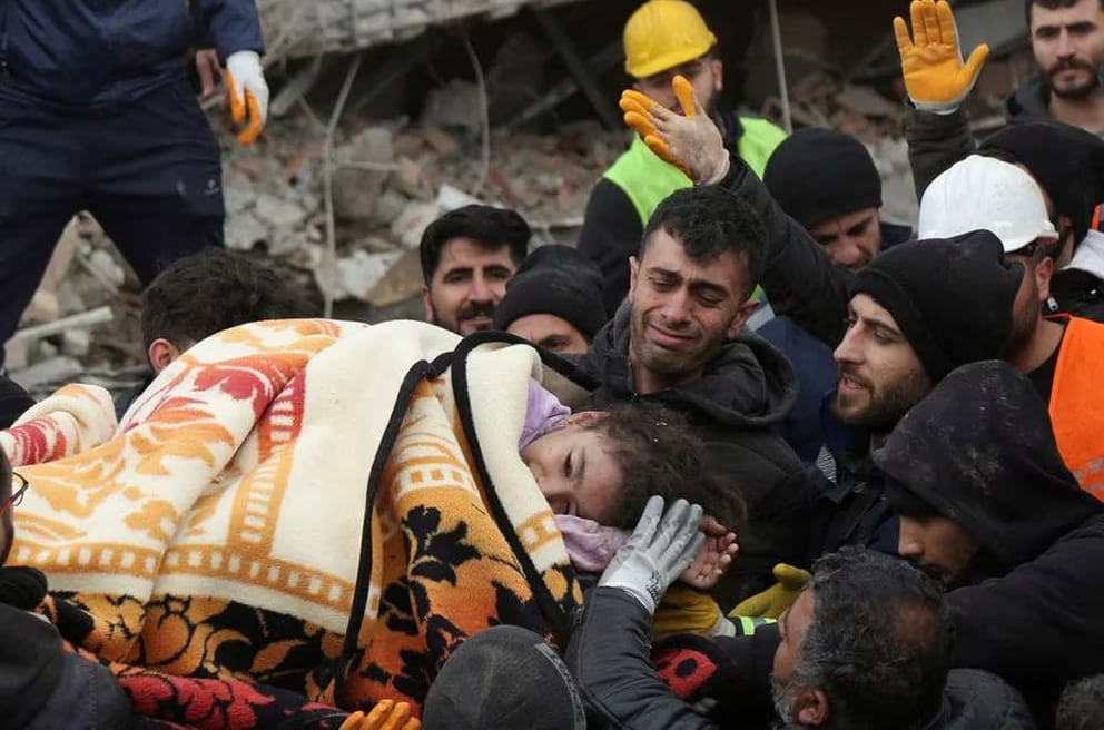 Devastador terremoto en la frontera entre Turquía y Siria, más de 5.000 muertos.