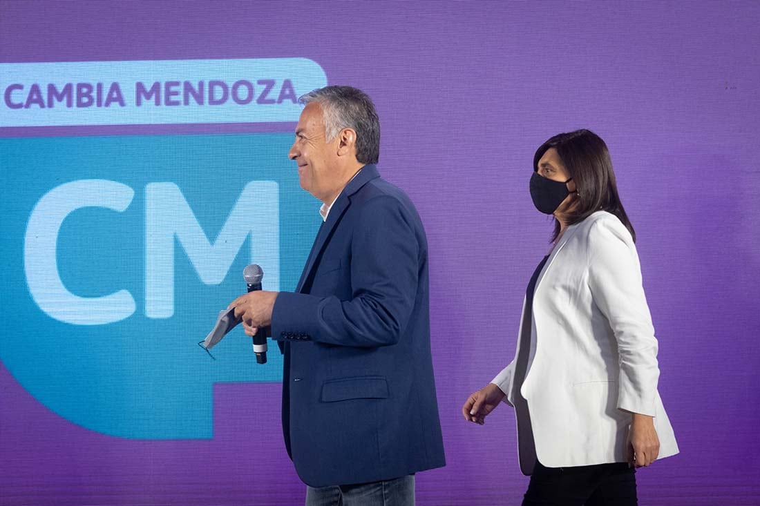 Búnker Cambia Mendoza.
Rodolfo Suárez celebró el contundente triunfo de Cambia Mendoza con el 43% de los votos en toda la provincia.
Foto Ignacio Blanco