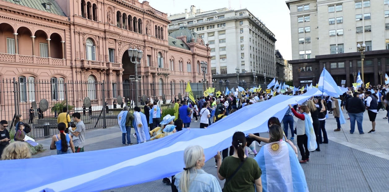 Hacia las 19, los manifestantes que se encontraban frente a Casa Rosada comenzaron a desconcentrarse al grito de "¡Libertad! ¡Libertad!". Gentileza: Clarín.