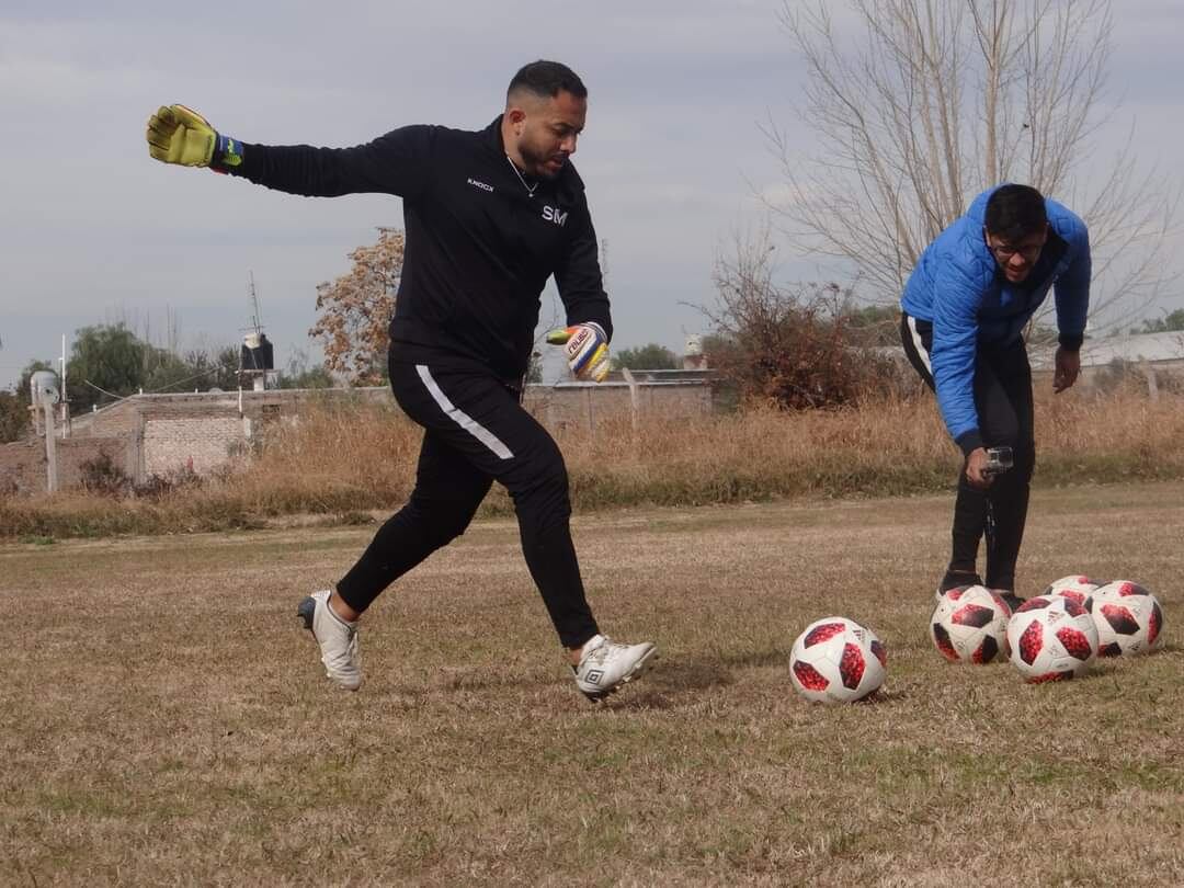 Marroquín se apresta a rematar mientras Di Garbo prepara más balones.