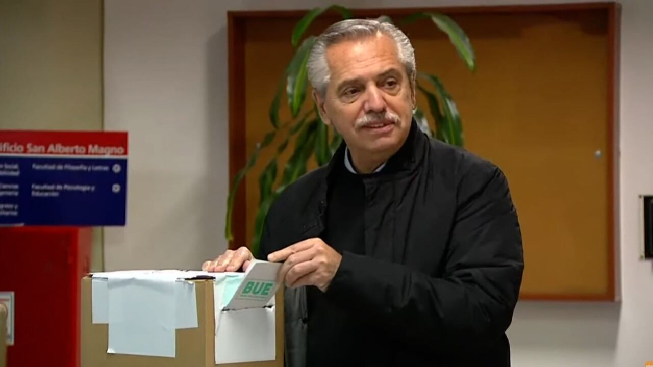 Alberto Fernández votó en la sede de la Universidad Católica Argentina (UCA), en el barrio porteño de Puerto Madero.