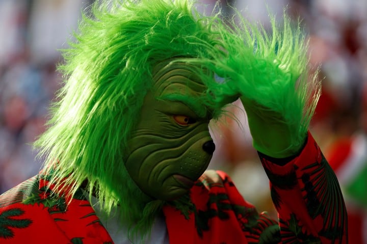 Una persona disfrazada del Grinch participa en el desfile navideño 'Ciudad de las Estrellas', en Ciudad de Panamá . Foto: EFE