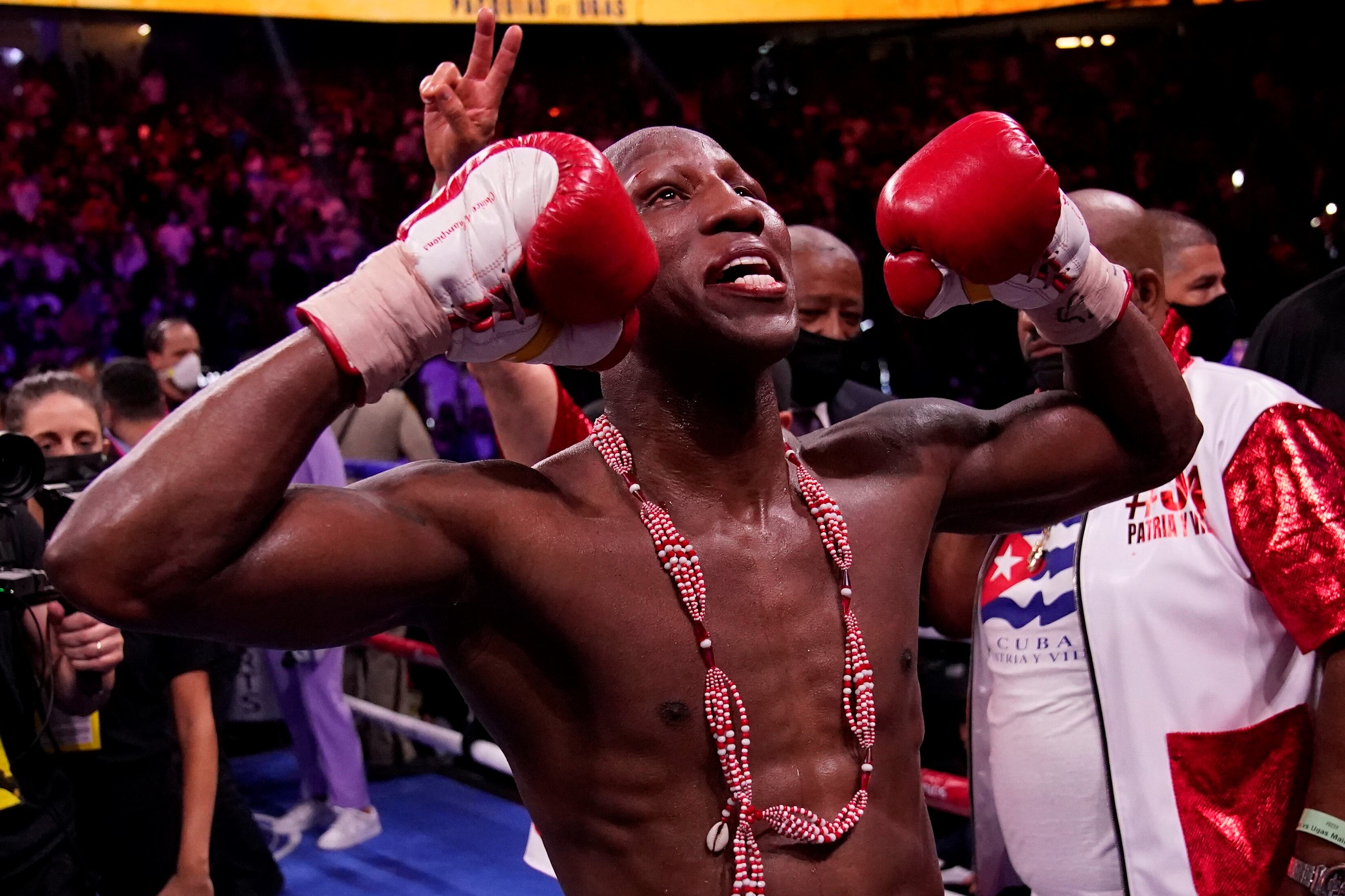 El cubano Ugas festeja su victoria tras vencer por decisión unánime al filipino Pacquiao. /AP