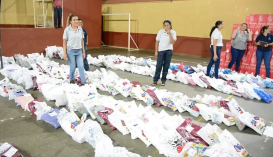 Una municipalidad entregó a empleadas cajas navideñas con corpiños y estalló la polémica