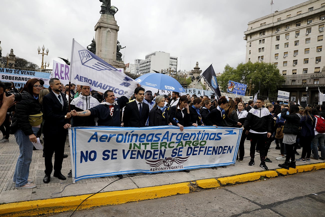 Bajo la consigna “Aerolíneas Argentinas no se vende, se defiende”, gremios aéreos marcharon la semana pasada frente al Congreso. (Gentileza La Nación)