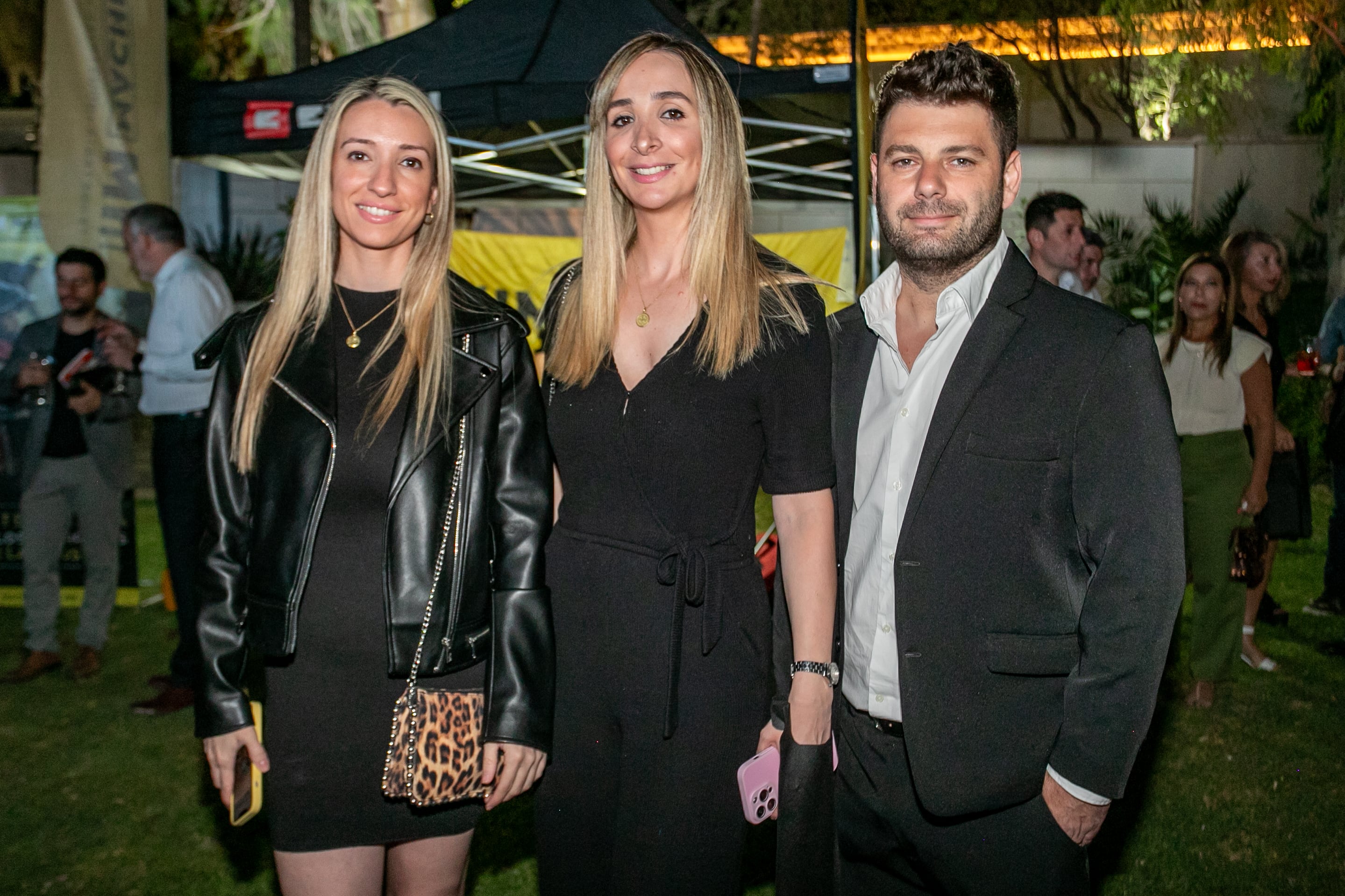 Marianela y Fernanda Maldonado junto a Pablo Sancho.