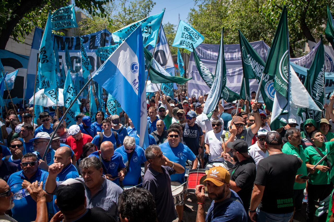 Gremios, sindicatos y organizaciones sociales marcharon el 24 de enero por las calles del Centro mendocino para expresar su respaldo al paro convocado por la Confederación General del Trabajo (CGT).
Foto: Ignacio Blanco / Los Andes