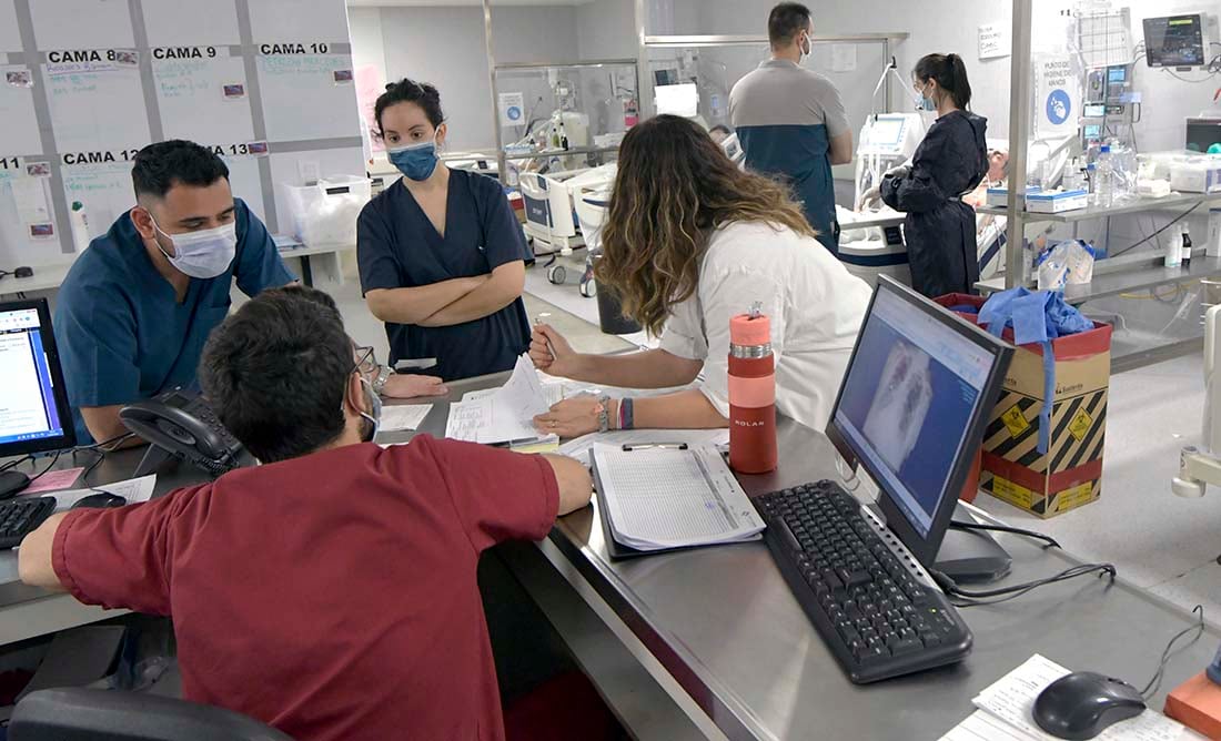 Recorrida por la Guardia y Unidad de Terapia Intensiva, del Hospital Central. 
La curva epidemiológica del COVID-19 en Mendoza y la de los fallecidos, bajaron considerablemente en las últimas semanas. Foto: Orlando Pelichotti / Los Andes