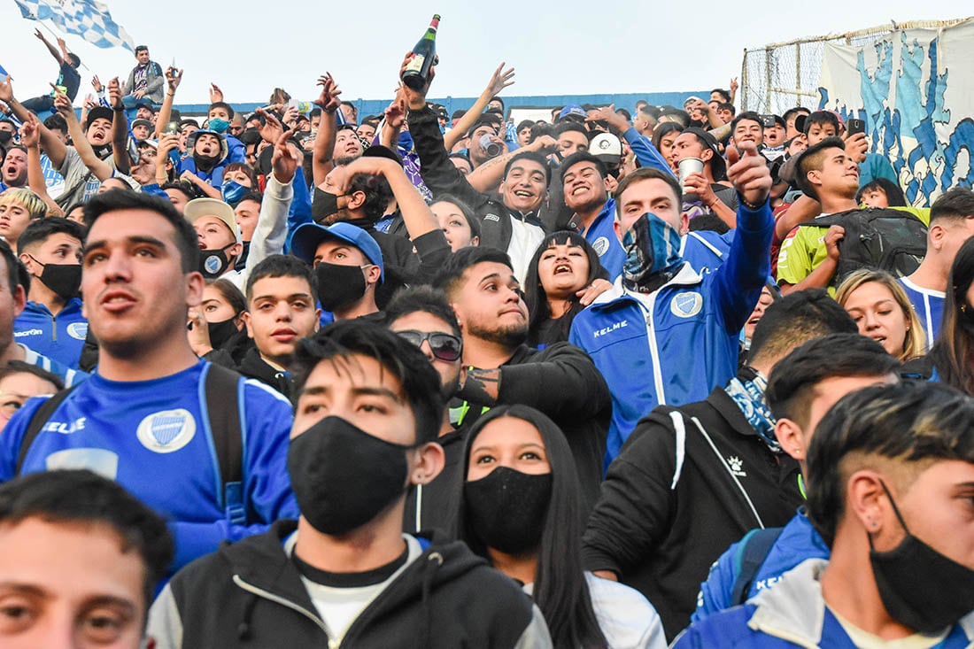 La caravana de simpatizantes se movilizó hasta el club ubicado en calle Balcarce.