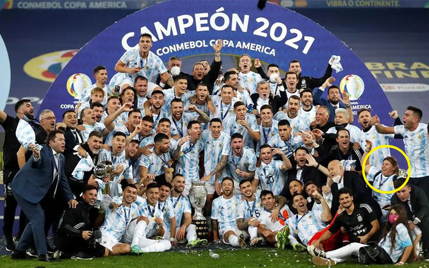 La cocinera del Seleccionado Argentino festejando junto a todo el plantel.