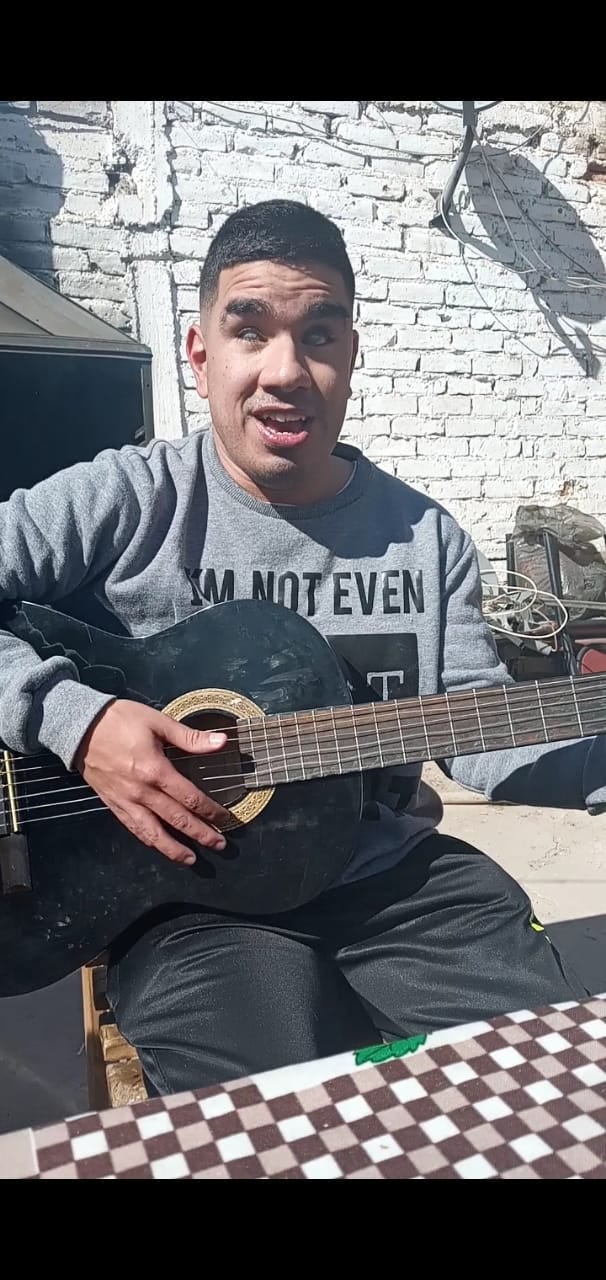 Edu rompe las barreras: es ciego, toca la guitarra y se luce con su canto en festivales solidarios y peñas. Foto: Gentileza Liliana Rivas.