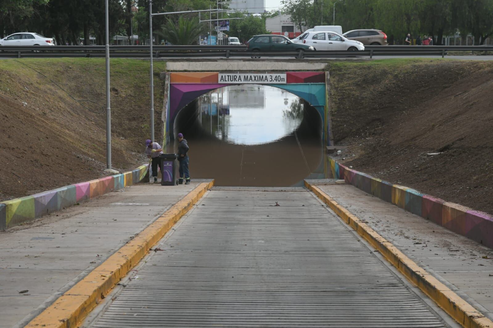 El túnel del Shopping volvió a inundarse con la tormenta de este miércoles y desde la Municipalidad de Guaymallén aclararon que una de sus funciones es la de reservorio de agua. Foto: Ignacio Blanco / Los Andes.