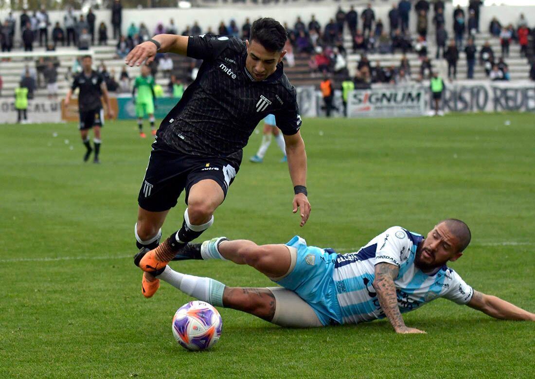 Fútbol  Primera Nacional

Ciccolini y Brian Andrada, que regresaron al club luego de estar a préstamos, renovaron sus vínculos con la entidad del Parque, por dos años más. 

Foto: Orlando Pelichotti
