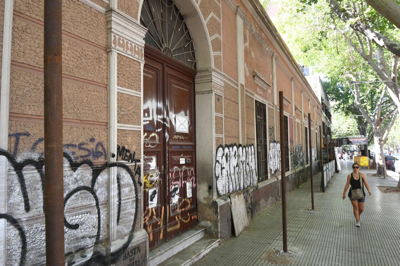 Tras renunciar a los aportes estatales para obispos y arzobispos la Iglesia planea eliminar lo que reciben parroquias de frontera y seminaristas. Frente de la fachada del edificio que pertenece al  Templo Jesuita Sagrado Corazón ubicado en Av. San Martín de Ciudad
Foto: José Gutierrez / Los Andes