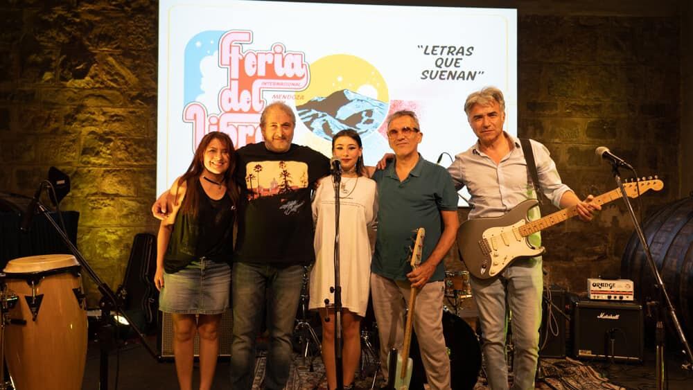 Foto tomada en la presentación del libro en la última Feria del Libro: Mario Araniti (segundo de izquierda a derecha), Francisca Embrioni y Marciano Cantero (tercera y cuarto).