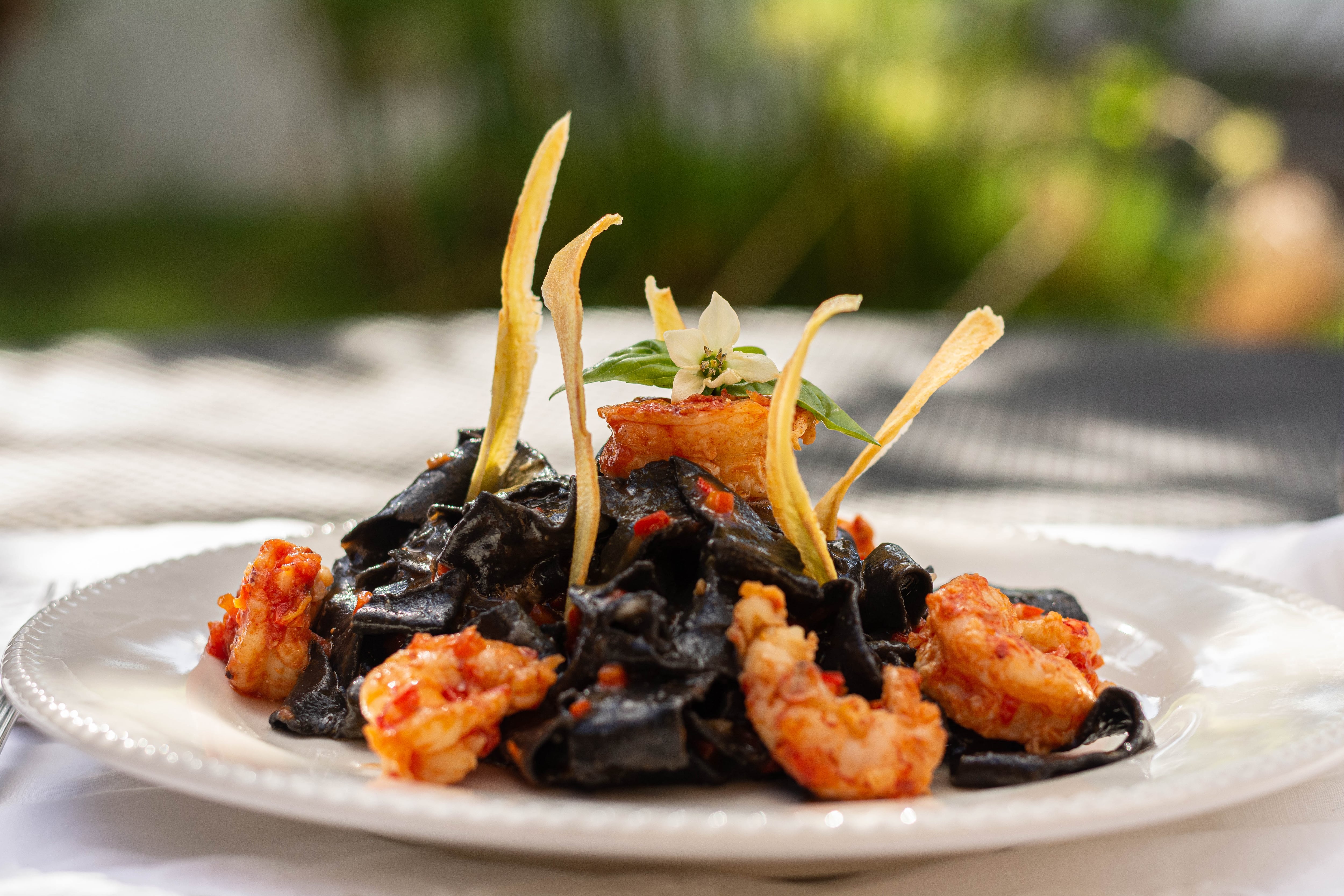 Tagliatelle al nero di seppia y langostinos al ajillo