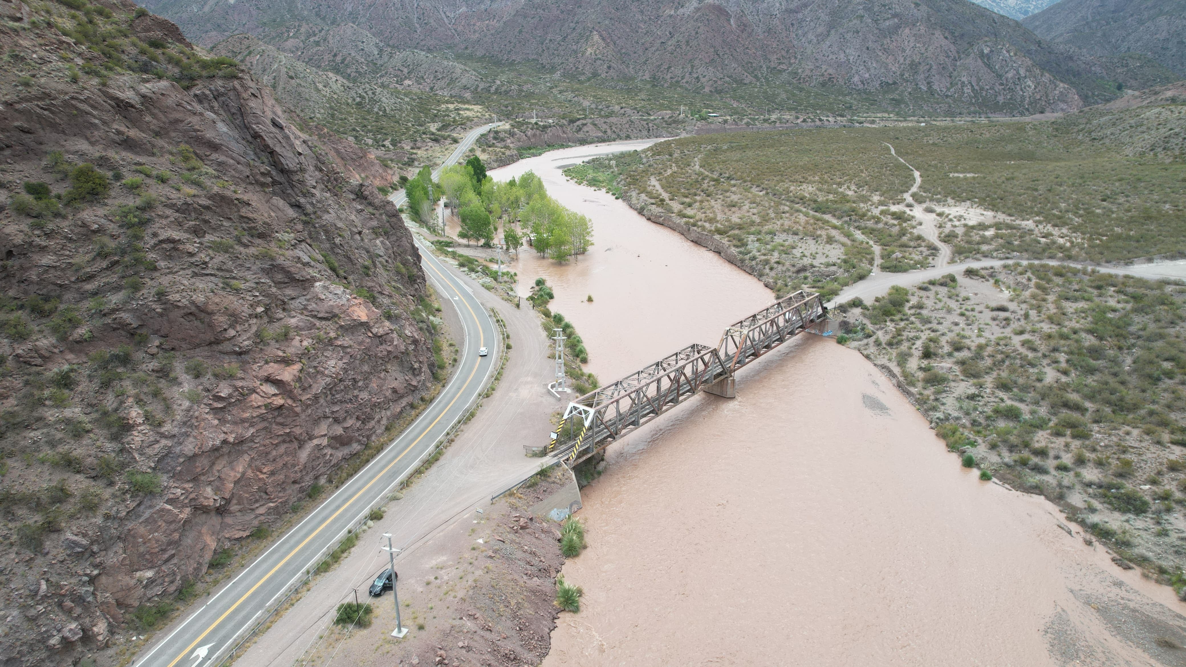 El puente de Anderson, antigua construcción ferroviaria, es utilizado para cruzar al Río Mendoza y llegar a la costa norte del dique Potrerillos. Foto: Los Andes