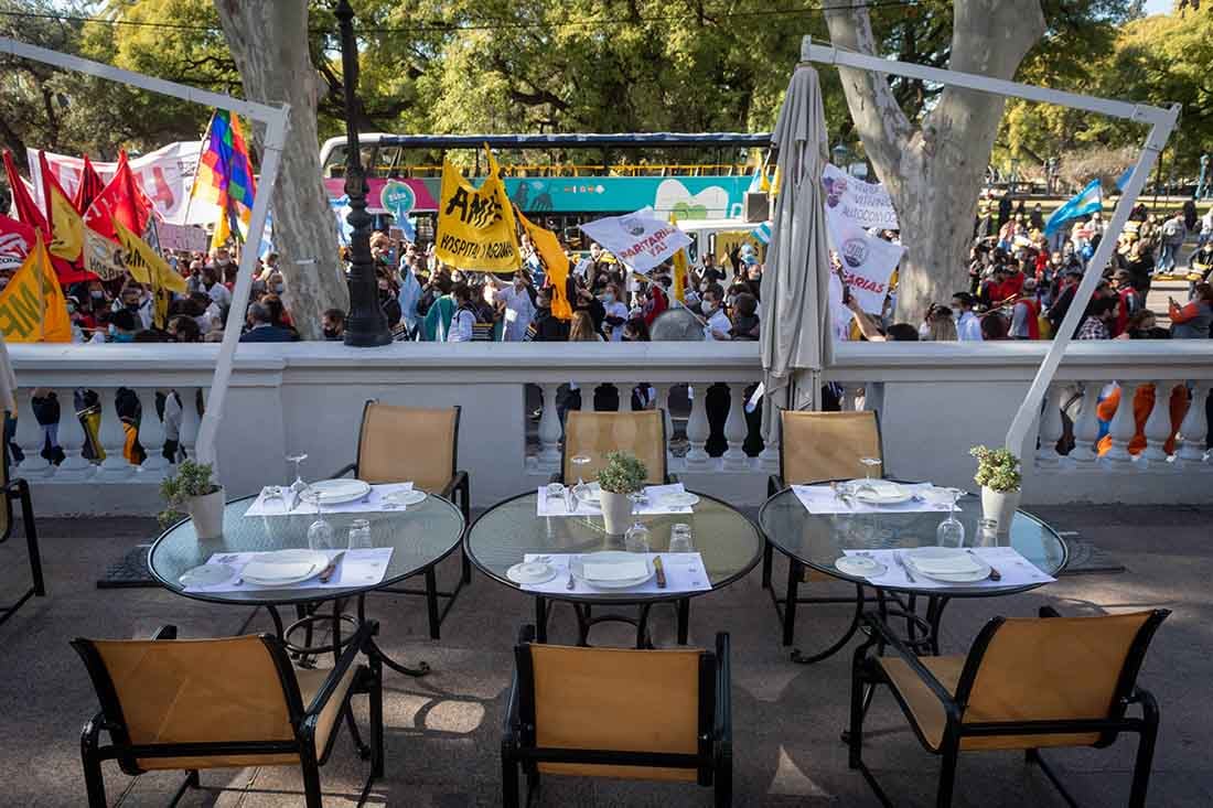 Fuerte movilización de médicos en pleno Centro se hizo notar en el feriado  del 9 de Julio
Los trabajadores estatales,  marcharon  hasta el hotel Hyatt, donde se realiza una actividad impulsada por el intendente de la Capital, Ulpiano Suárez, y en la cual también está participando la cocinera Maru Botana, que cocinará un locro solidario junto al Doctor Abel Albino