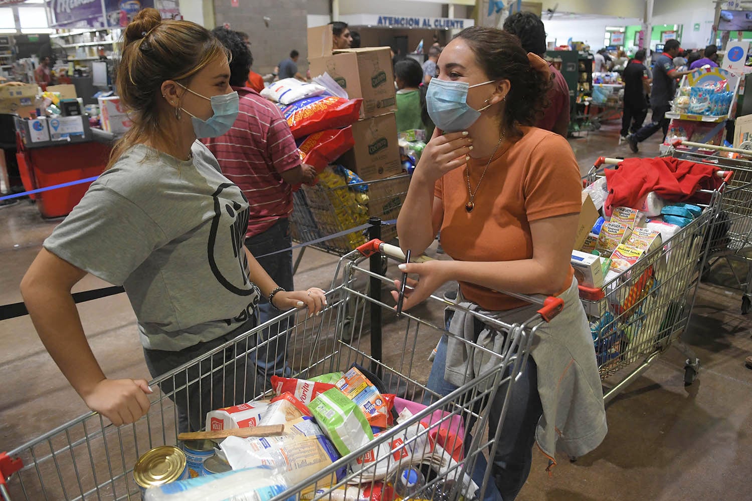 Mariana y Luisa con barbijos, al igual que muchos consumidores, salieron a comprar en supermercados y mayoristas.
Foto Orlando Pelichotti / Los Andes