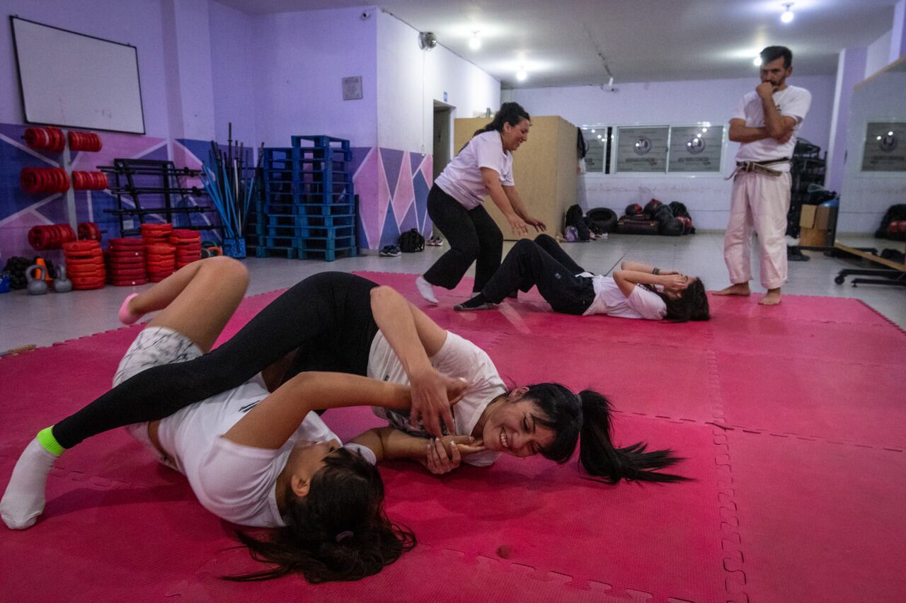 Cada vez más mujeres aprenden defensa personal para estar seguras antes casos de inseguridad, acoso y abuso. Foto: Ignacio Blanco / Los Andes.