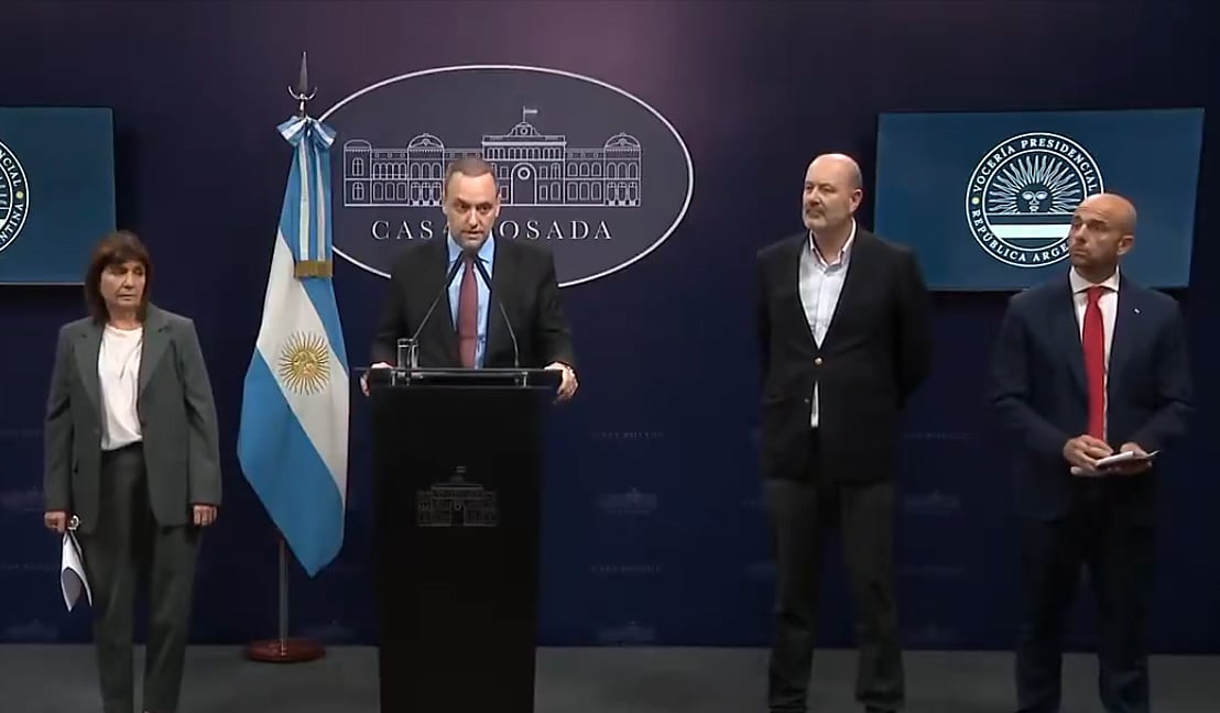 El vocero presidencial, Manuel Adorni, en conferencia de prensa anunció hoy que impulsará la "desregulación" del servicio de rampas en los aeropuertos para terminar con el "monopolio" de la empresa Intercargo, en medio del conflicto por las asambleas de trabajadores que ocasionaron demoras en los vuelos. Foto: (Cap/imag) / NA.