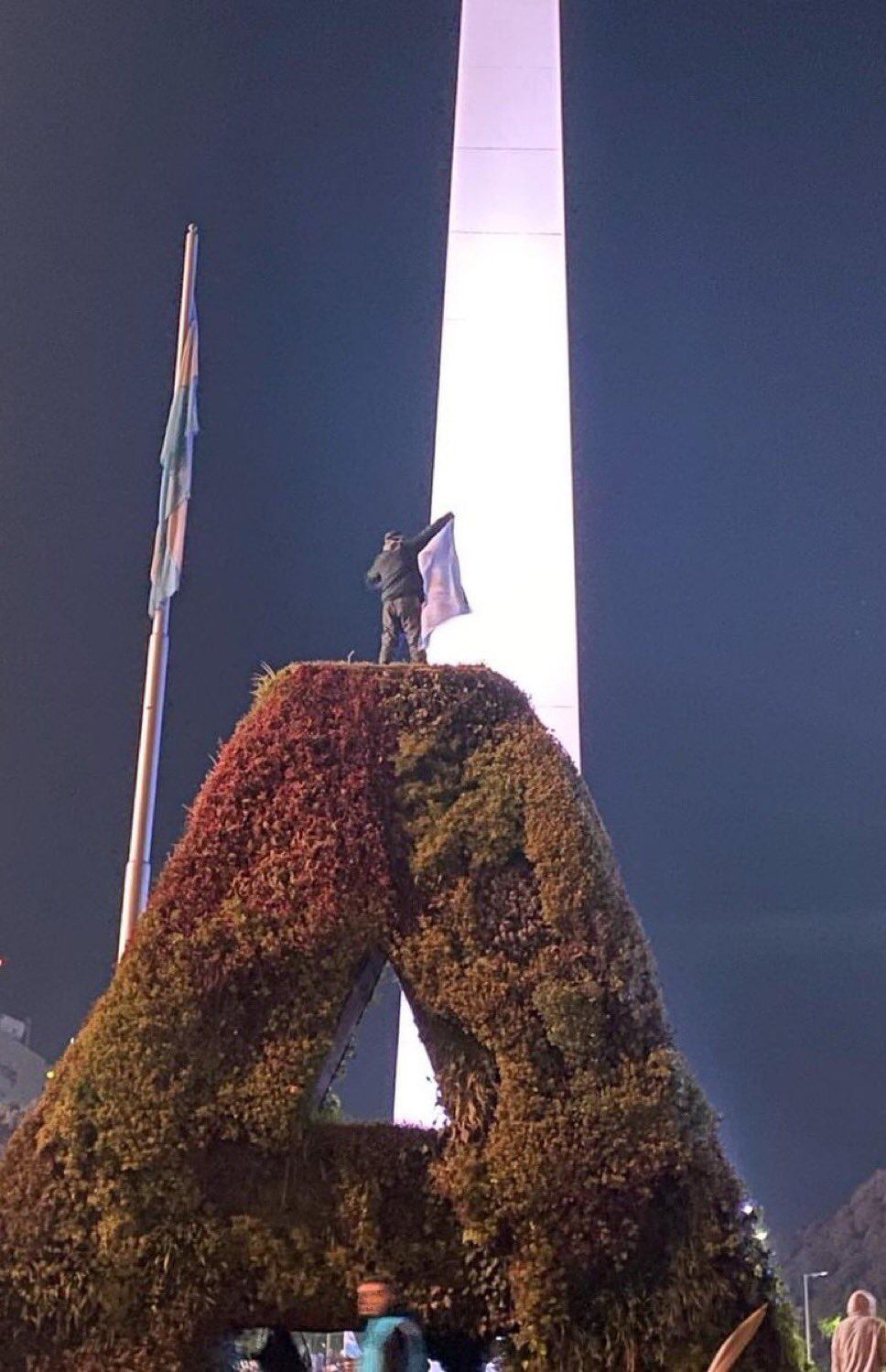 Un hincha cayó desde la letra "A" del jardín vertical y murió.